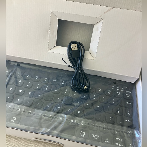 Multi-Device Backlit Bluetooth Keyboard for Tablets Phones Computers - Picture 3 of 5